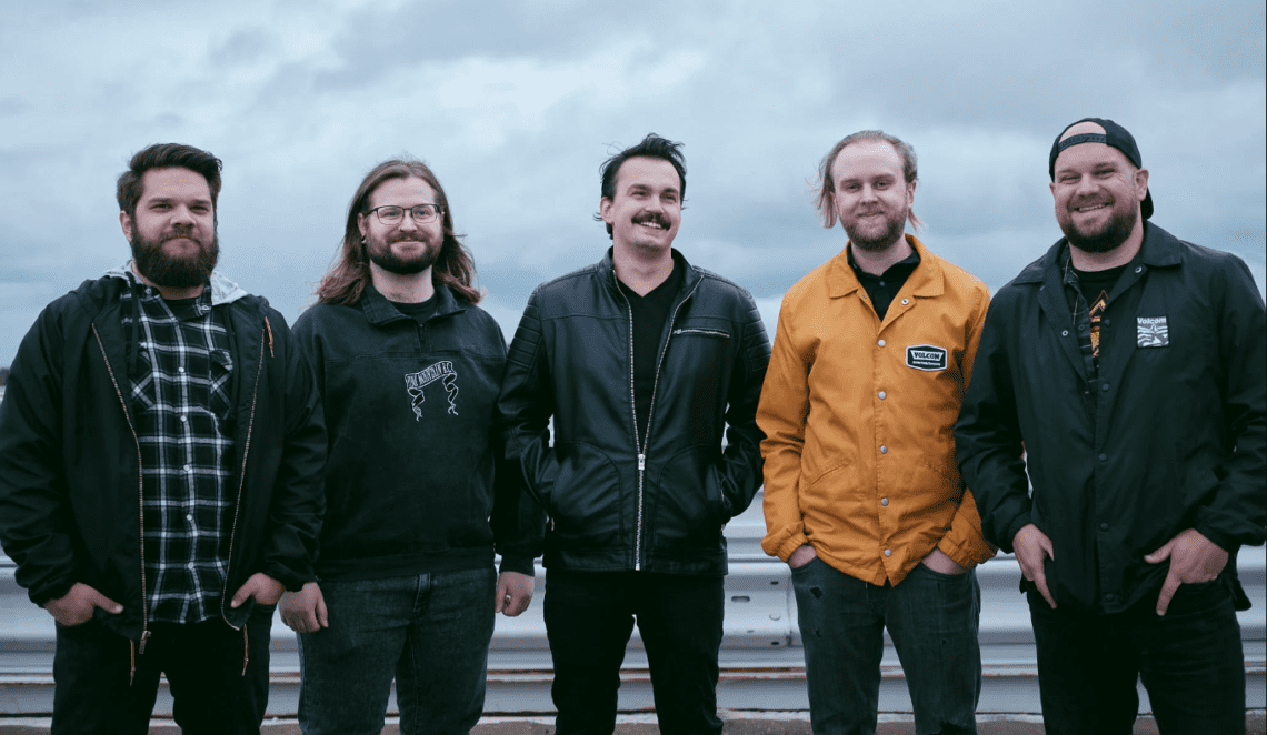 Read more about the article DEVOLVER Pays Homage To Guitar Hero w/ New Video Single “New Blood”