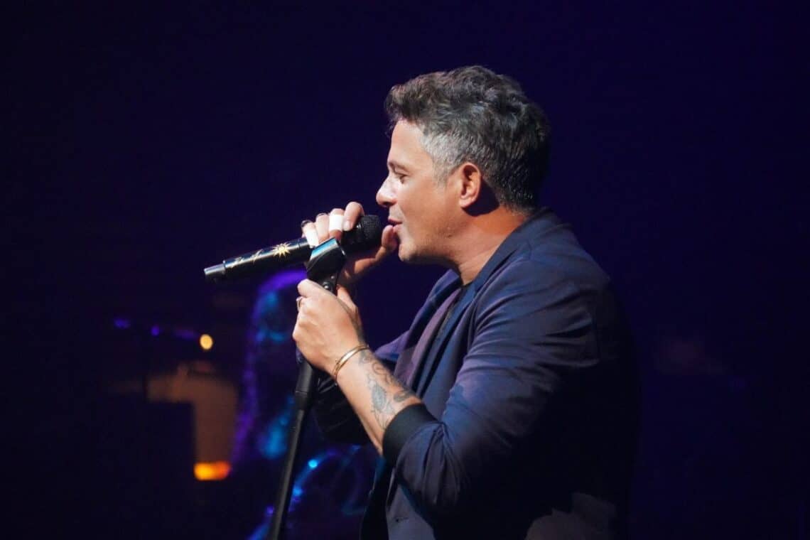 You are currently viewing ALEJANDRO SANZ KICKS OFF #LAGIRA 2021 IN THE U.S. WITH A SPECTACULAR SHOW IN CHICAGO