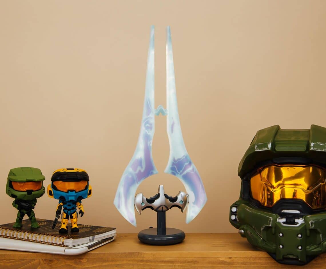 You are currently viewing Light the Way and Save Humanity with HALO Energy Sword Replica Lamps
