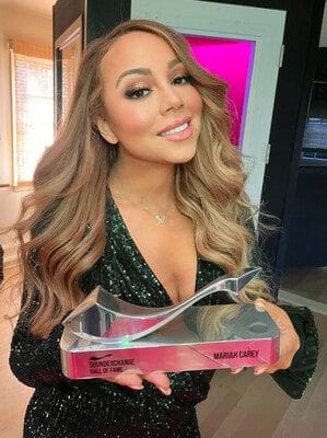 Read more about the article MARIAH CAREY RECEIVES SOUNDEXCHANGE HALL OF FAME AWARD