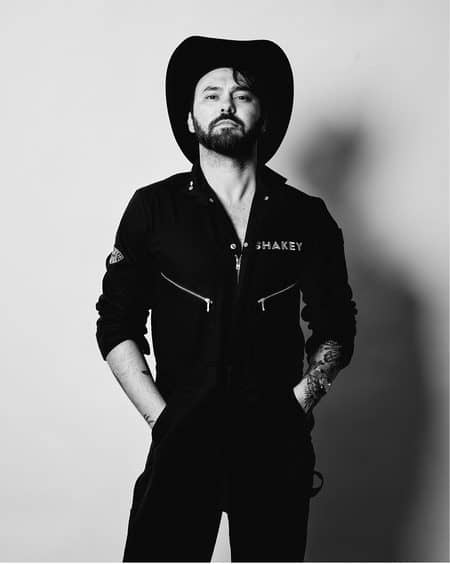 Read more about the article SHAKEY GRAVES CONFIRMS NEW ALBUM MOVIE OF THE WEEK TO BE RELEASED SEPTEMBER 15 ON DUALTONE RECORDS
