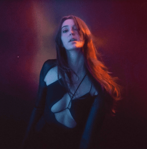 Read more about the article ALT-POP SINGER & SONGWRITER SOFIA LAFUENTE SHARES HAUNTING NEW MUSIC VIDEO FOR NEW SINGLE ‘ARE YOU LISTENING’
