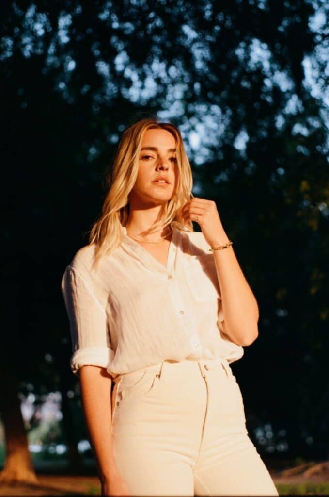 Read more about the article KATELYN TARVER SHARES NEW SINGLE X Music Video for ALL OUR FRIENDS ARE SPLITTING UP