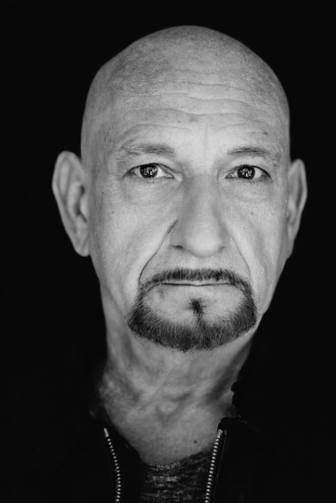 Read more about the article BEN KINGSLEY SIGNS ON FOR LEADING ROLE IN NEIL GAIMAN AND DAVE MCKEAN’S FIRST-EVER GRAPHIC NOVEL, ‘VIOLENT CASES’